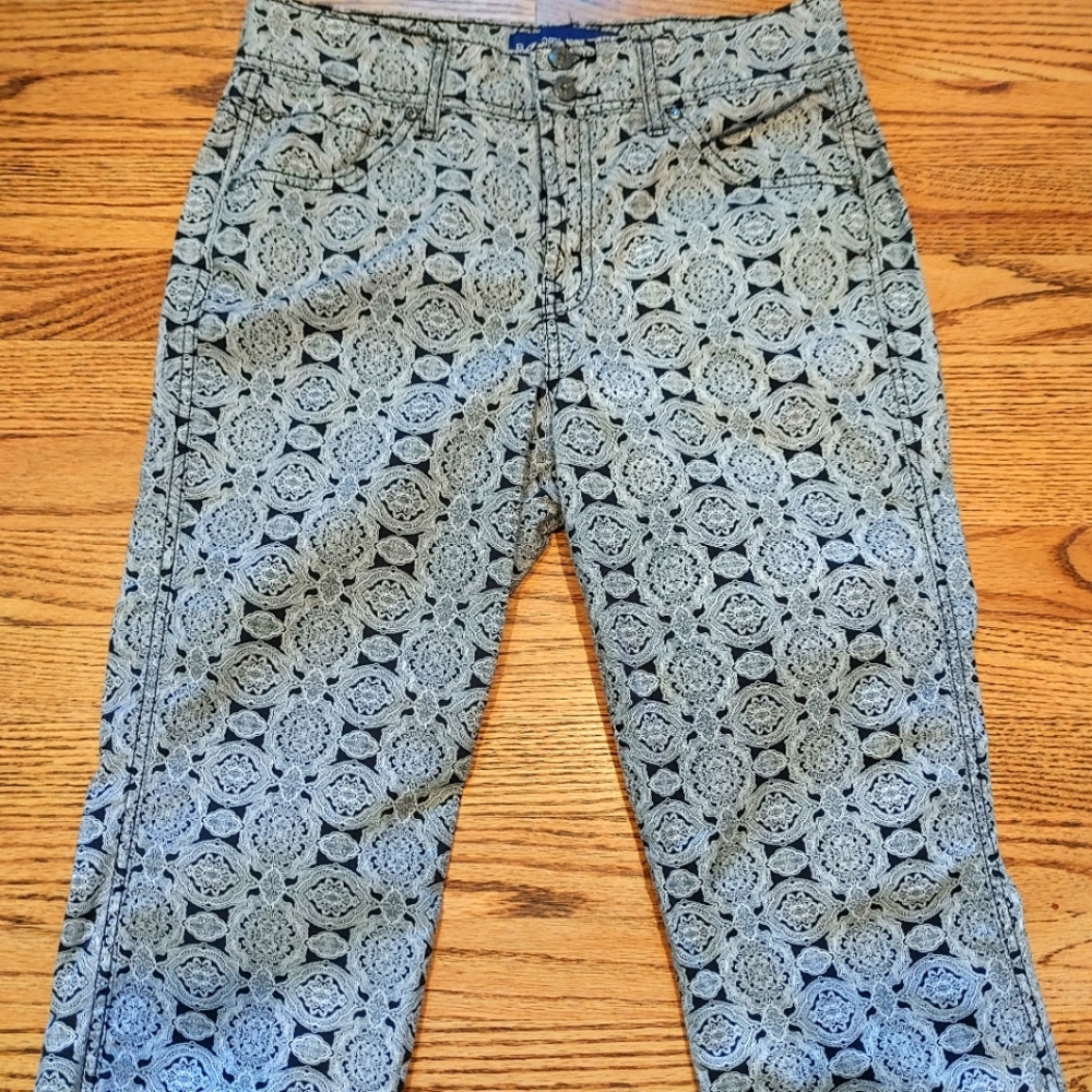 Bandolino Blu Women's Black/White Pasley Print Capris, Pockets Size 6
